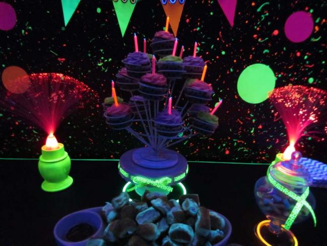 6-glow-birthday-party-decoration-ideas